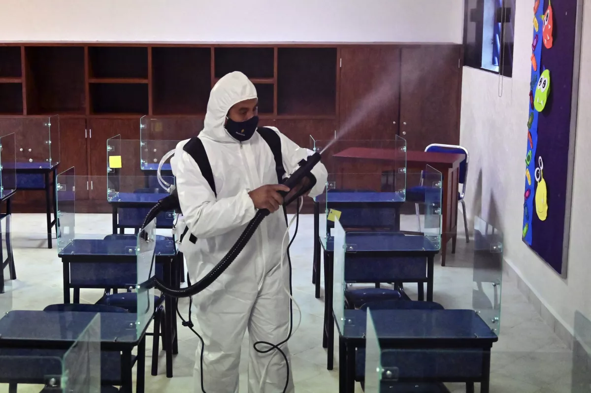 Personal de Salud limpia un salud de clases, ante el regreso a semáforo COVID amarillo en la CDMX