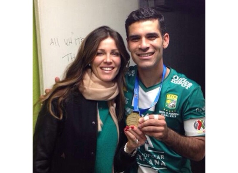 Jaydy y Rafa compartiendo la medalla que él ganó como capitan del Club León, campeón del futbol mexicano.