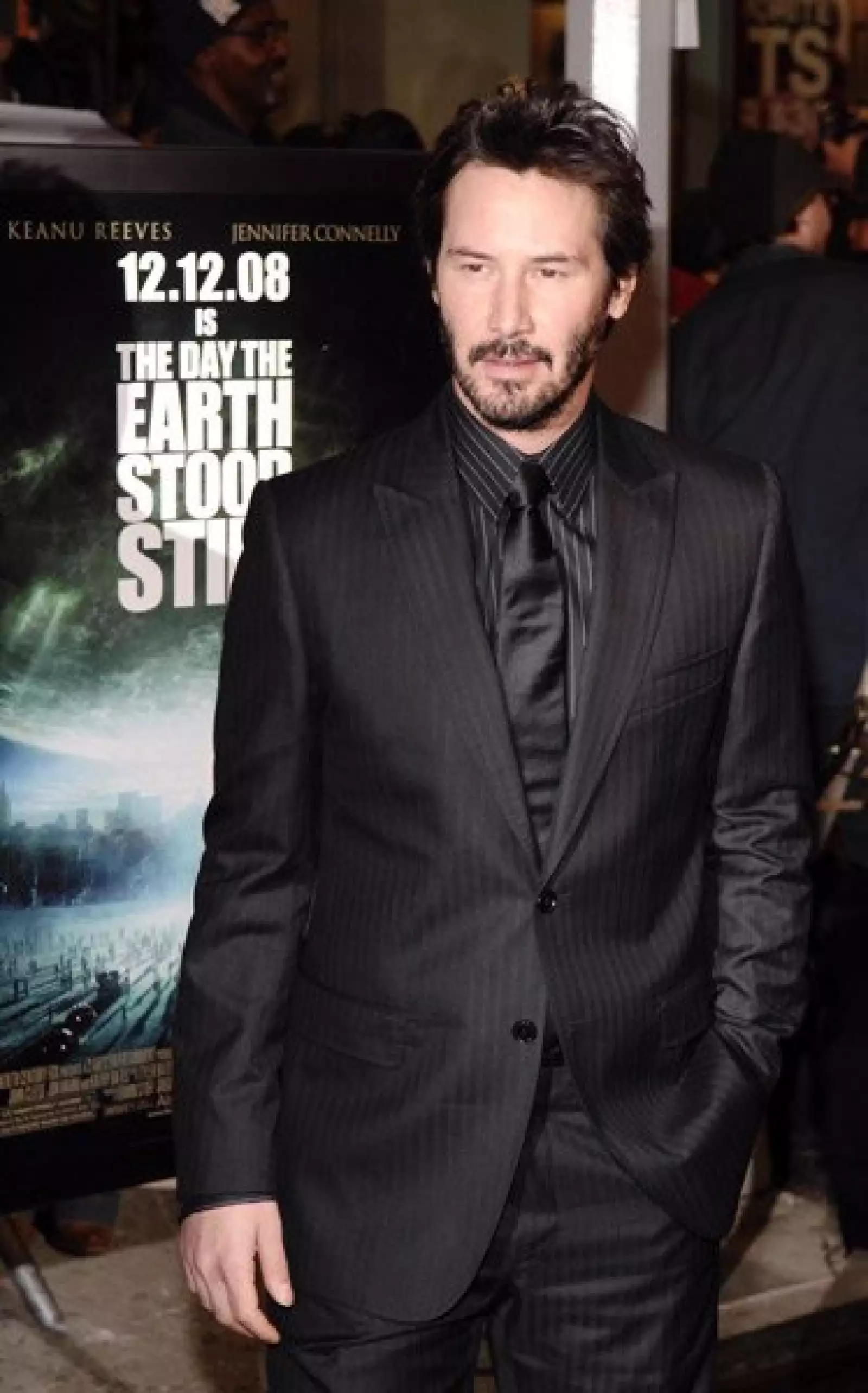 Keanu Reeves en la alfombra roja para el estreno de sú última película la cual es de ciencia ficción. El actor consideró nuestro país en el plan de promoción; el viernes se espera su arribo.