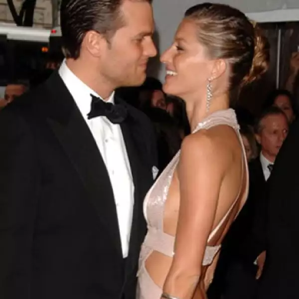 La top model brasileña Gisele Bundchen y el quarterback Tom Brady se comprometieron en Los Ángeles hace algunas semanas, aunque trataron de desmentir la información. Empezaron a salir en 2005, y es posible que se casen en Costa Rica, donde la modelo tiene