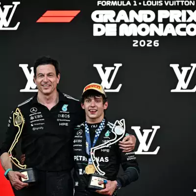 El piloto italiano del ganador de Mercedes, Kimi Antonelli (R), celebra con el director del equipo austriaco de Mercedes y CEO, Toto Wolff, quien ganó el trofeo del constructor, en el podio después de competir en el Gran Premio de Fórmula 1 de Mónaco en el circuito callejero de Mónaco en Mónaco, antes del, el 7 de junio de 2026.