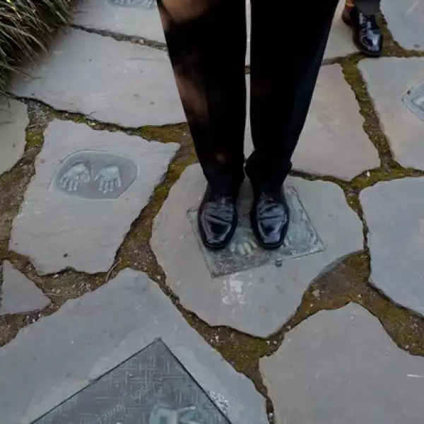 Michelle y Barack Obama pasean por el jardín durante un tour por los alrededores de la Casa Blanca.