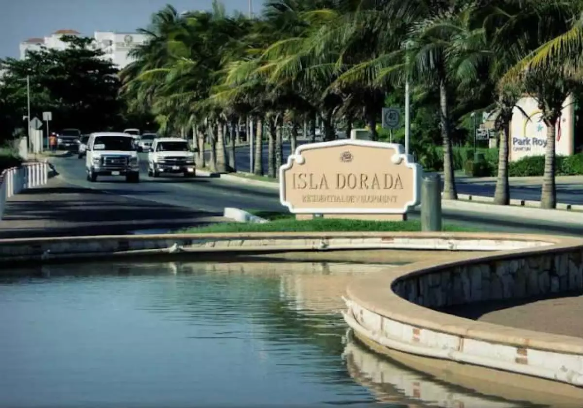 Isla Dorada, Canc�n