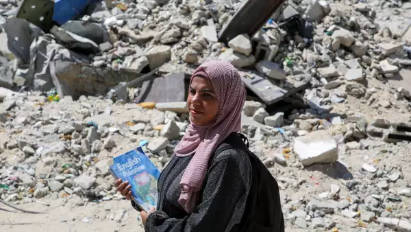 La maestra palestina Israa Abu Mustafa, que instala una tienda de campaña sobre los escombros de su casa para educar a los niños, posa para una fotografía en medio del conflicto entre Israel y Hamas, en Khan Younis, en el sur de la Franja de Gaza, el 4 de septiembre de 2024.