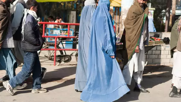 Talibanes reabren universidades.