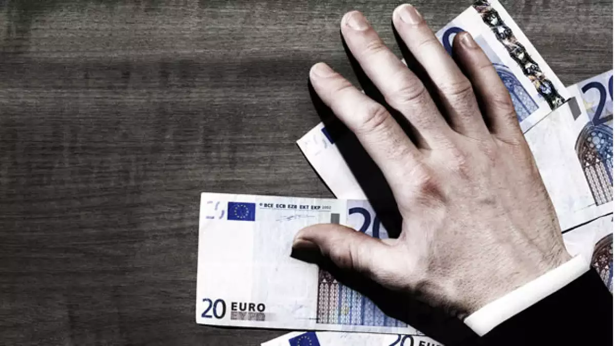dinero-mano-getty