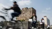 Alumnos en bicicleta en la Ciudad Universitaria