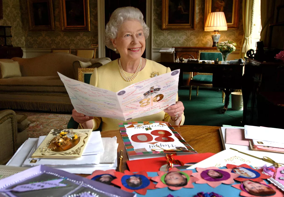 QUEEN ELIZABETH II OPENING BIRTHDAY CARDS IN THE REGENCY ROOM AT BUCKINGHAM PALACE, LONDON BRITAIN - 21 APR 2006