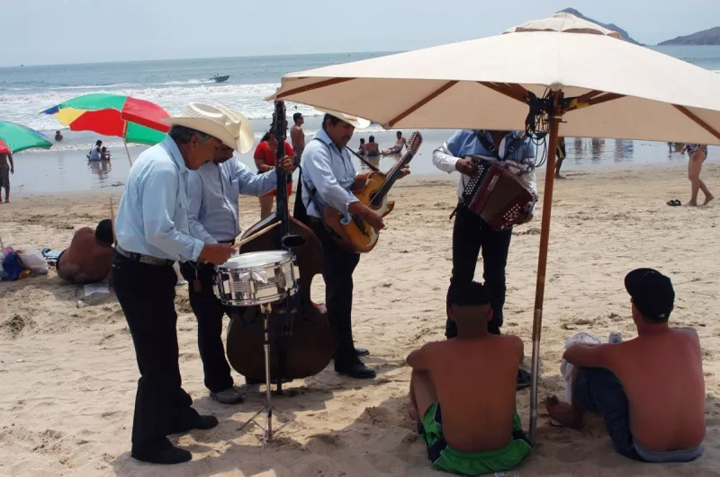 Empresarios piden prohibir la banda en la playa de Mazatlán