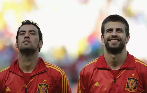 Piqué y Sergio Busquets al inicio del encuentro. Se puede ver como Gerard voltea a las gradas.
