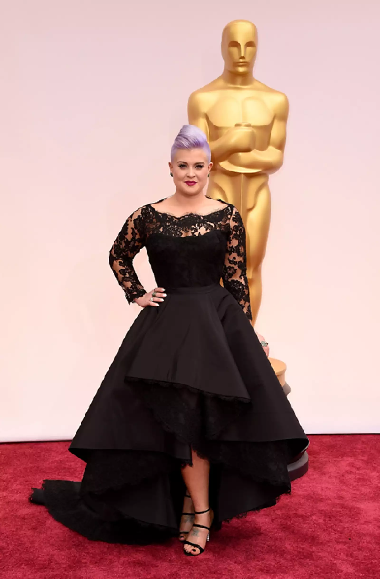 Kelly Osbourne viste un diseño de Rita Vinieris. Aunque siempre trata de resaltar, esta vez no acertó con este vestido negro.