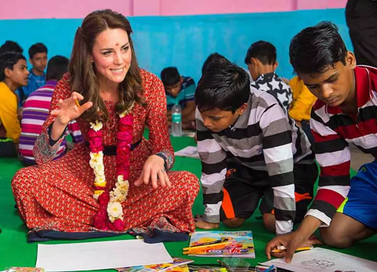 Kate se mostró encantada de dibujar con los niños de una casa hogar.