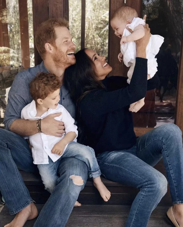 FIRST PICTURE OF HARRY AND MEGHAN'S DAUGHTER LILIBET