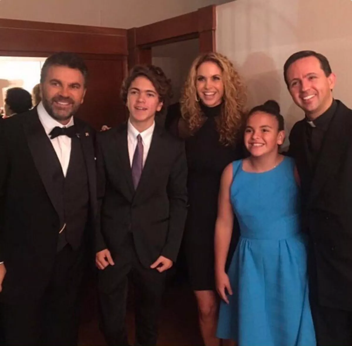 Lucero y sus hijos acompañaron a Mijares en el concierto de celebración de sus 30 años de trayectoria.