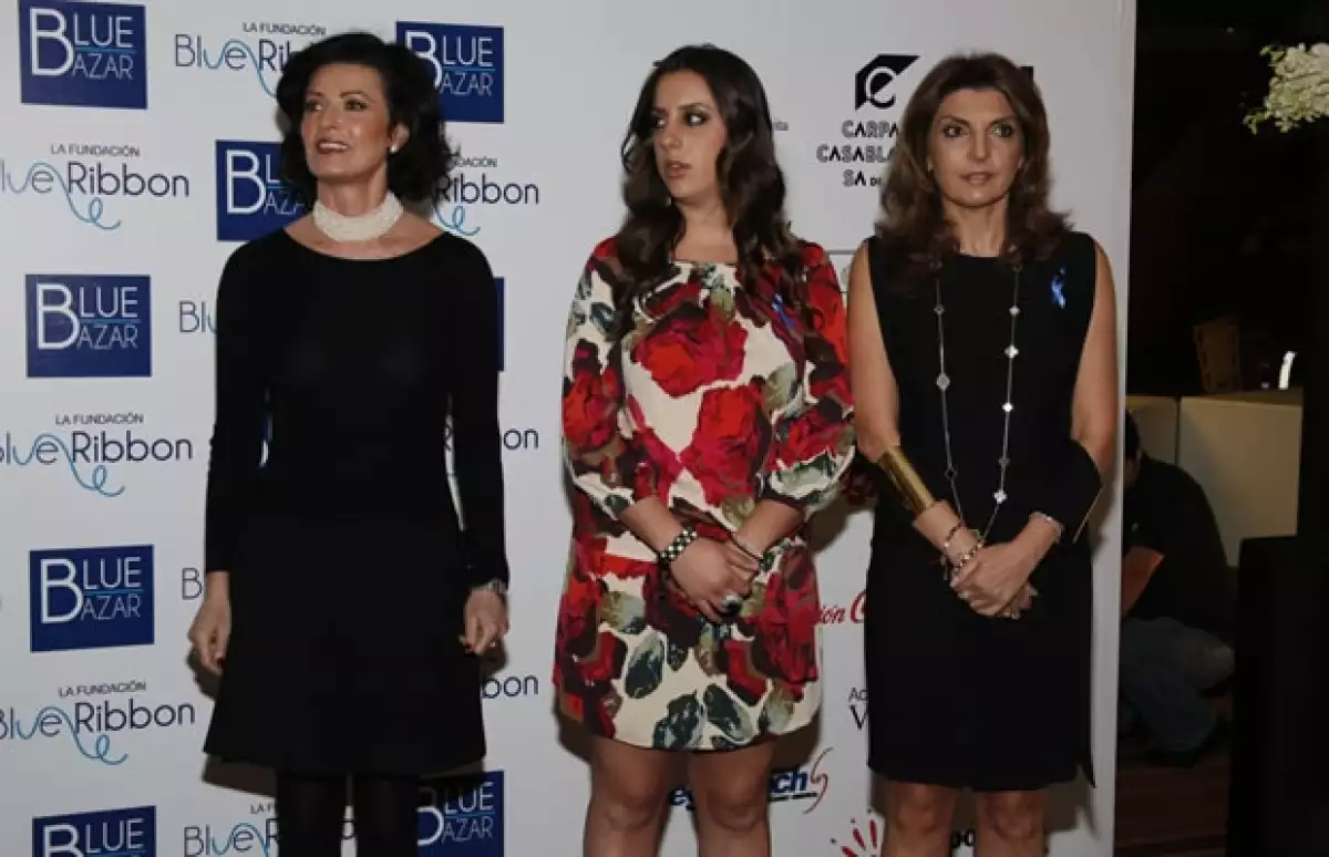Gaby Vargas acompañada de dos de las integrantes de Blue Ribbon, Mary Levy y Elvira Cohen.