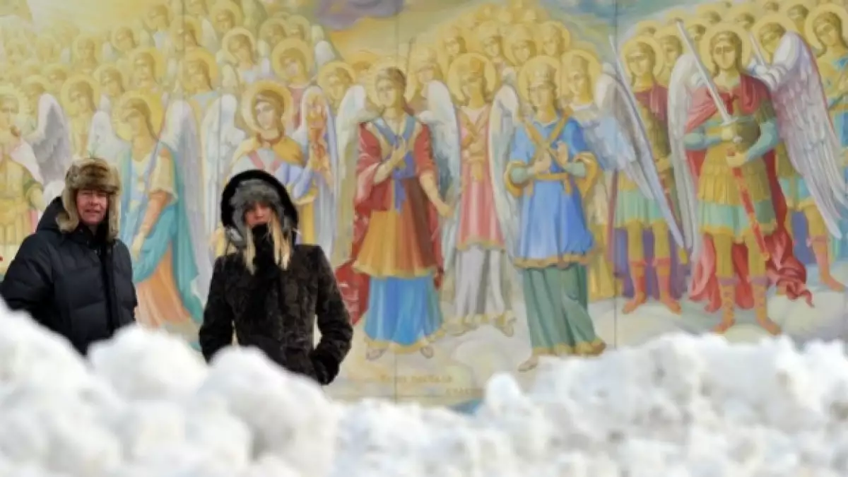 turistas pasean frente a un fresco en ucrania