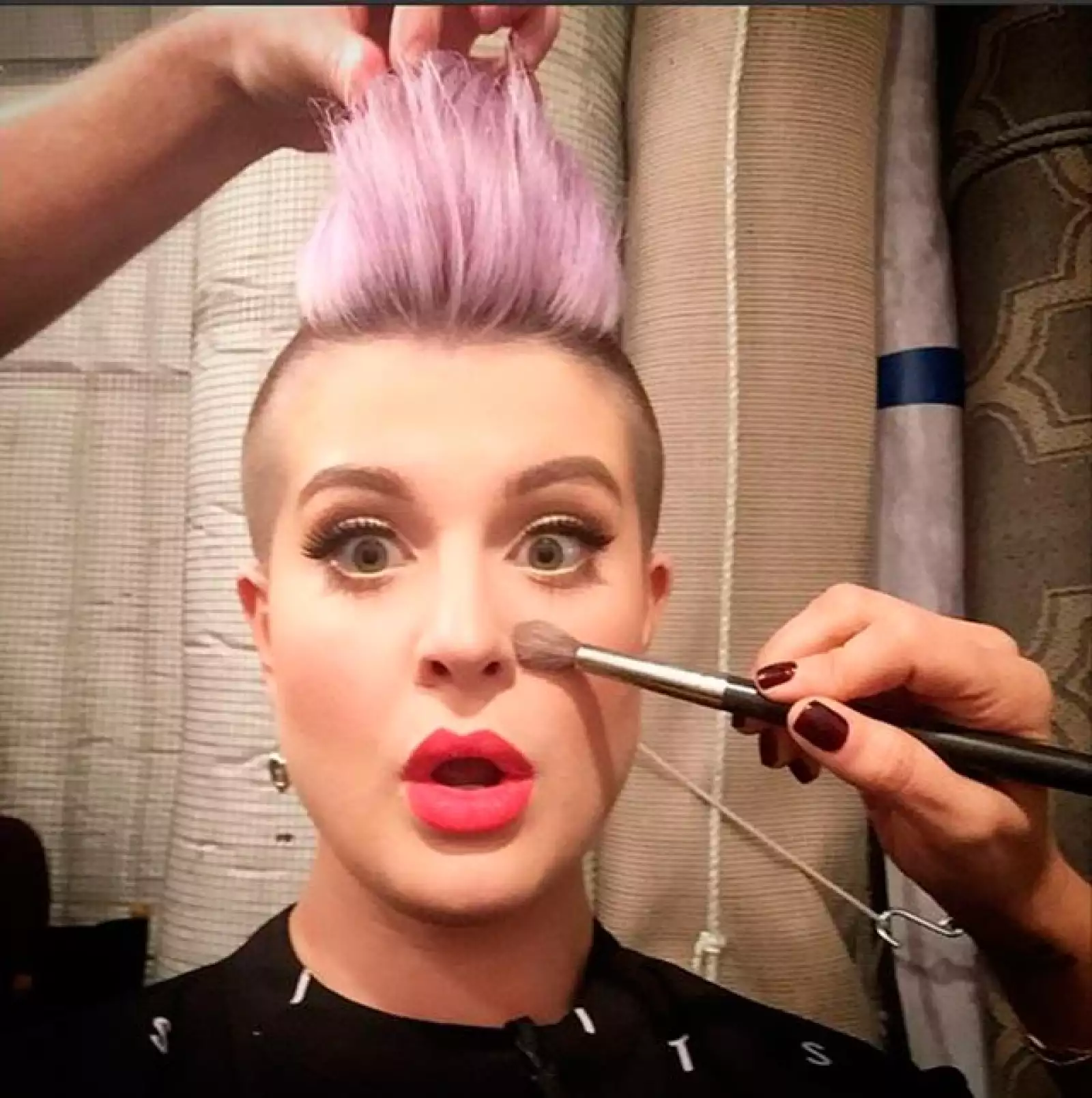 Además de ser atrevida con el color de su pelo, Kelly Osbourne es muy arriesgada con su corte.