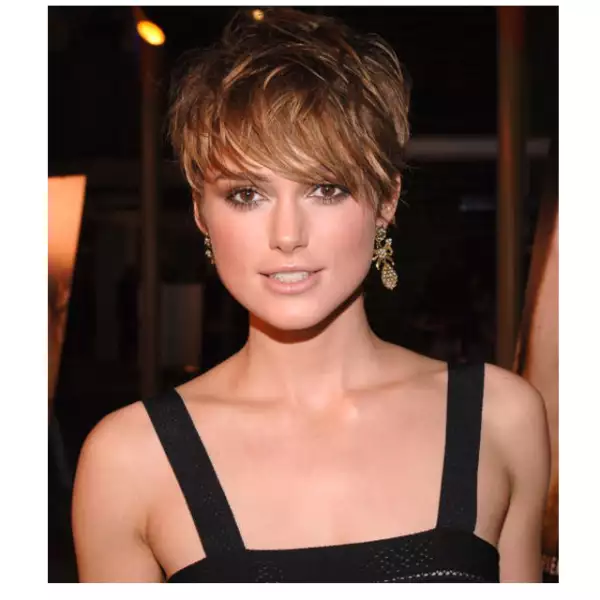 Un pelo con tanto movimiento y unos ojos smokey deben llevar labios sutiles.