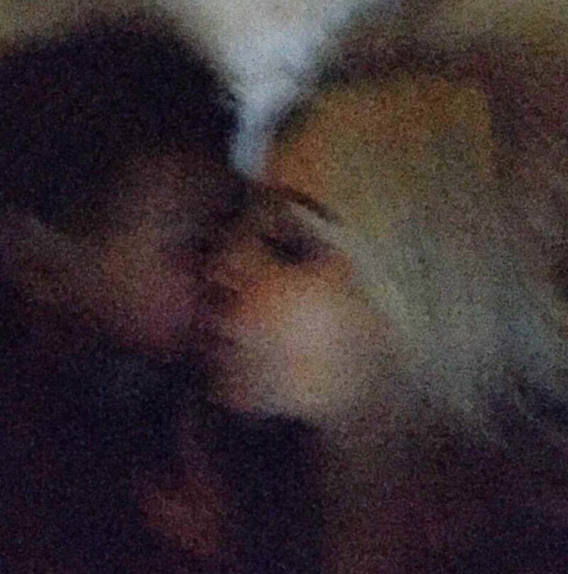 Y con esta foto, Kim escribió en su Instagram: `Kisses and cuddles´.