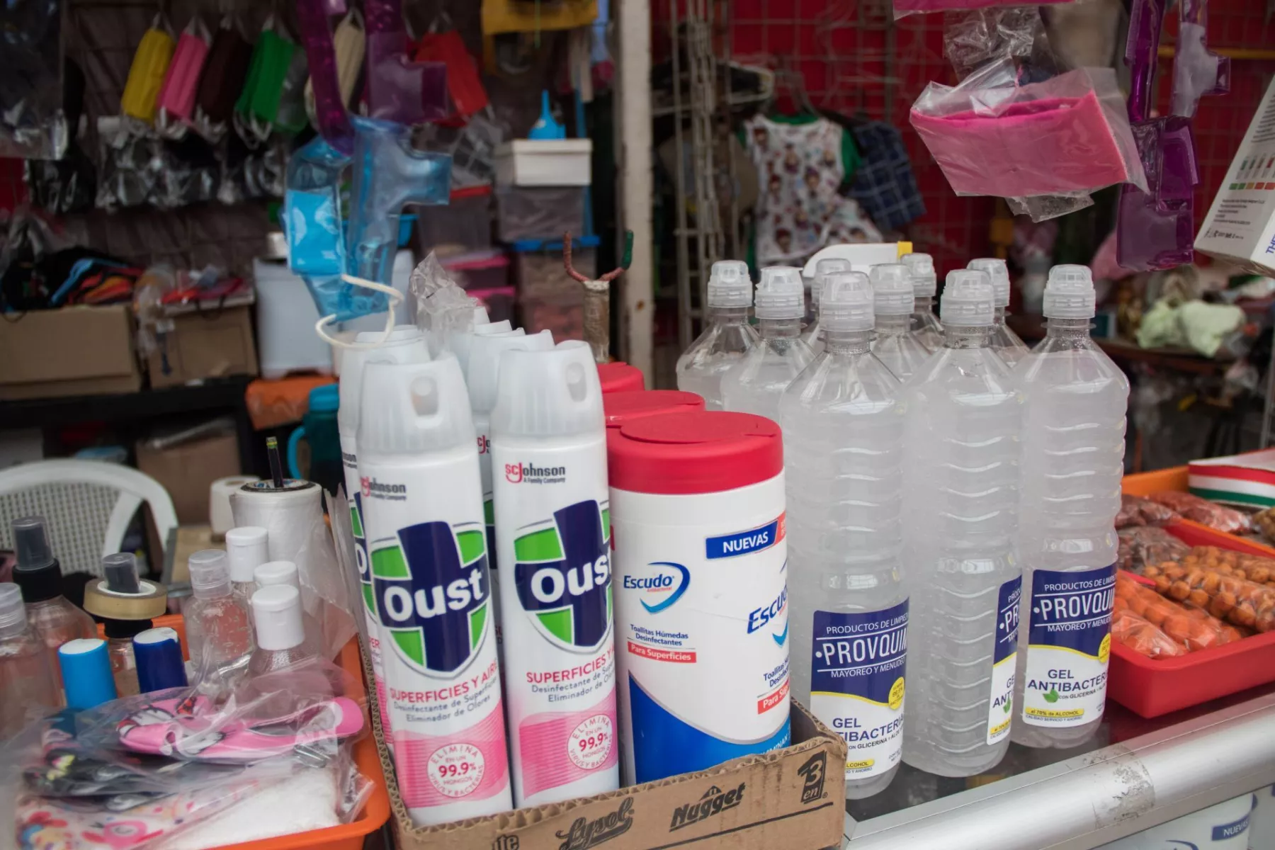 Para niños, adultos, cubrebocas, mascarillas de protección, gel antibacterial, sanitizantes en aerosol, son los productos que se ofrecen a los capitalinos en una de las colonias de más contagio en la Ciudad.