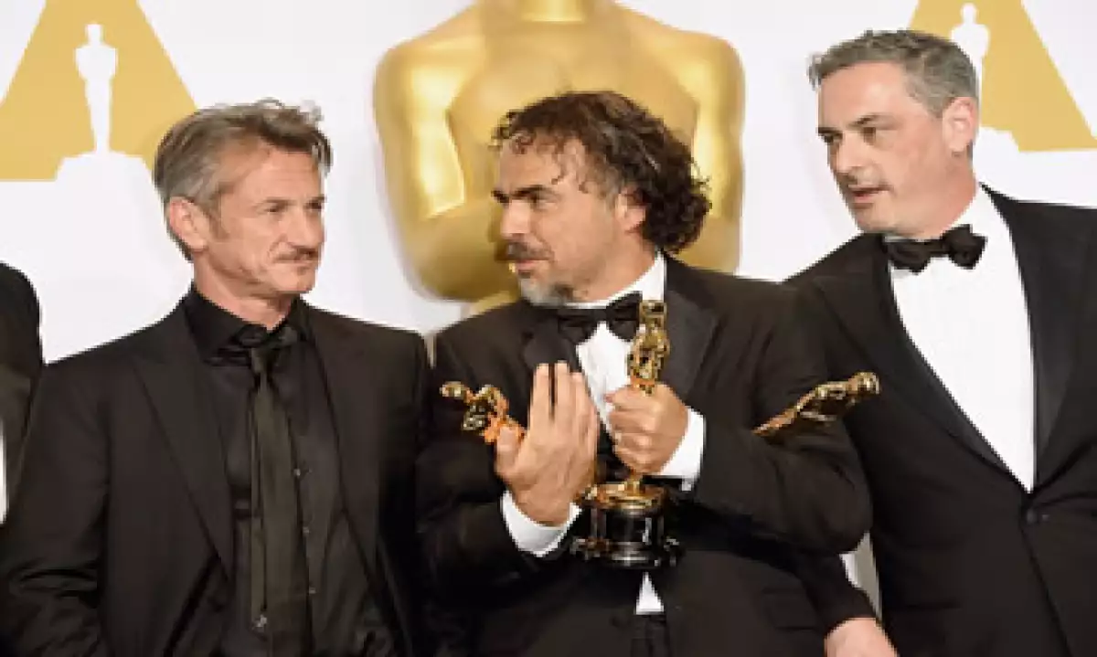 Sean Penn -izq- ayudó en el rescate de damnificados por el huracán Catrina. (Foto: AFP)