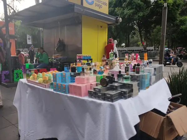 Puesto de venta de perfumes.