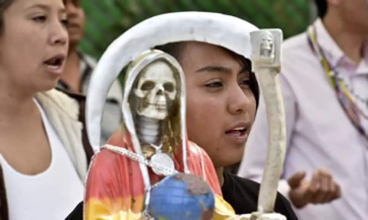 Alrededor de 300 personas se reúnen para adorar a la Santa Muerte en Tultitlán, Estado de México. (Foto: AFP)