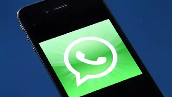 WhatsApp dice que puede acceder periódicamente a tu lista de contactos para localizar a quienes usan esta aplicación.  (Foto: AFP )