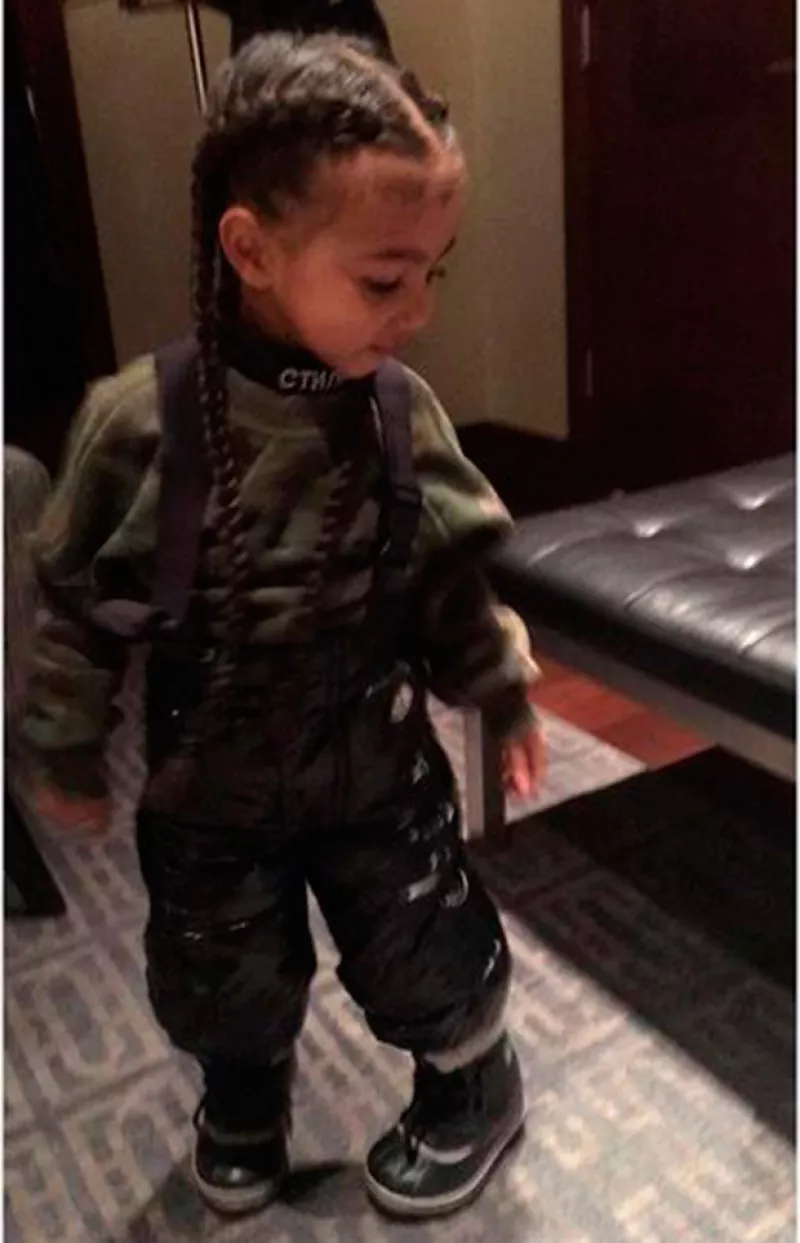 Kim Kardashian compartió en redes una foto de su hija luciendo pelo largo, hecho que algunos tomaron de manera divertida y muchos otros criticaron.