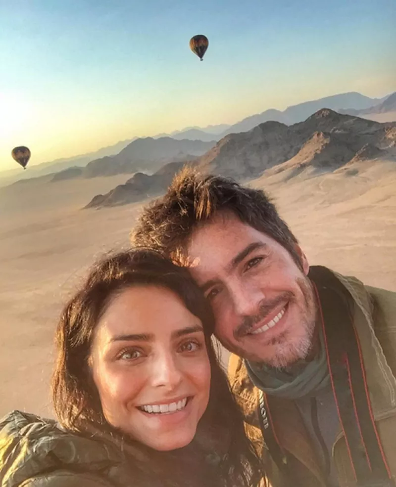 La pareja de actores ha visitado un santuario de animales en Namibia, como parte de su luna de miel, y se tomaron fotos con varias de las especies del lugar.