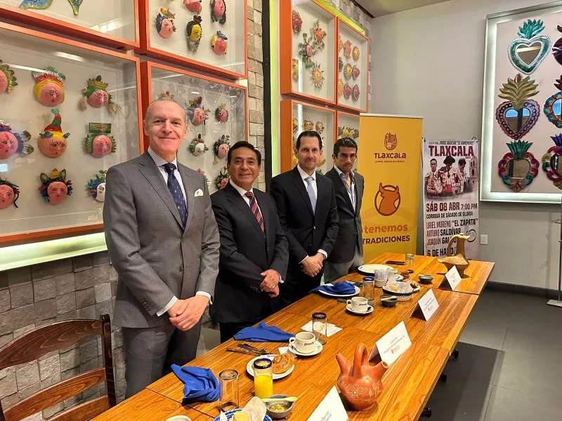 Cuatro hombres en una conferencia de prensa