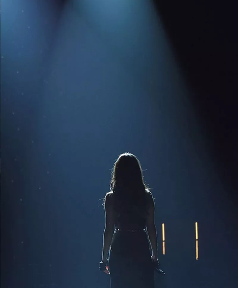 La cantante no dejó que comentarios negativos opacaran su performance en la pasarela más esperada del año.