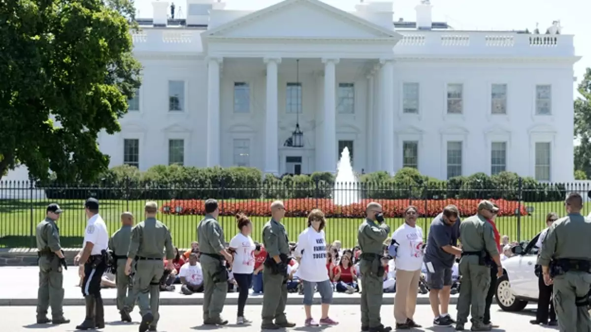 Unas activistas son arrestadas afuera de la Casa Blanca luego de solicitar una reforma migratoria para millones de personas
