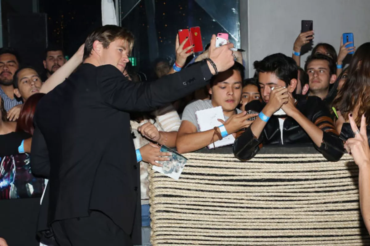 El actor se mostró bastante accesible y feliz de encontrarse de regreso en México.