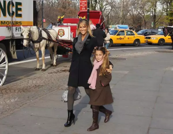 La conductora con su hija mayor, María Inés.