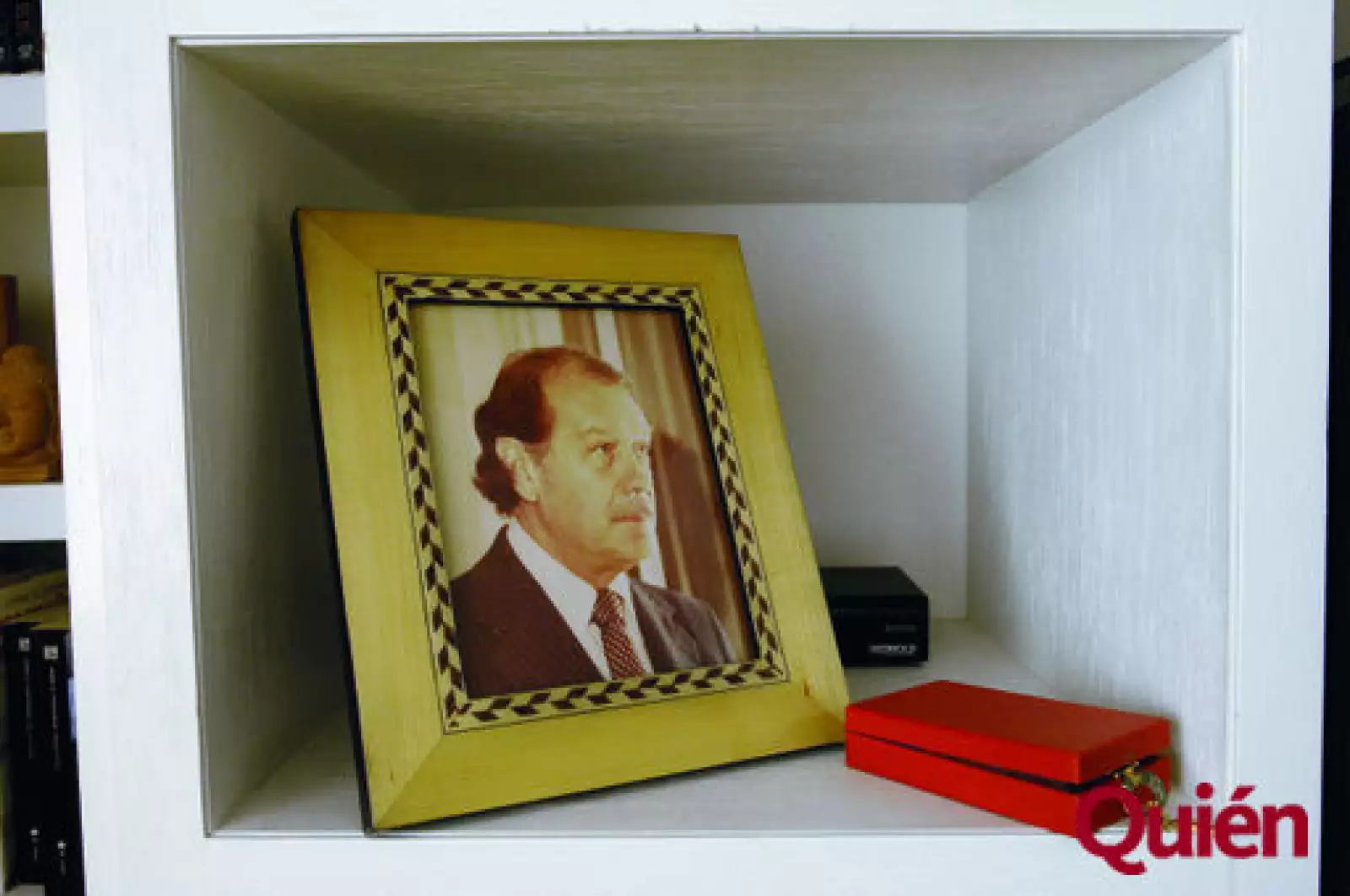 Detalle de las repisas del librero de su oficina