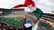 Foto de un fan de la Fórmula 1 ondeando una bandera de México durante el GP de la CDMX en el Autódromo Hermanos Rodríguez