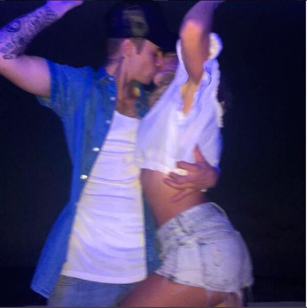 Después de varios días de especulaciones, con esta foto el cantante hizo público su romance con la modelo.