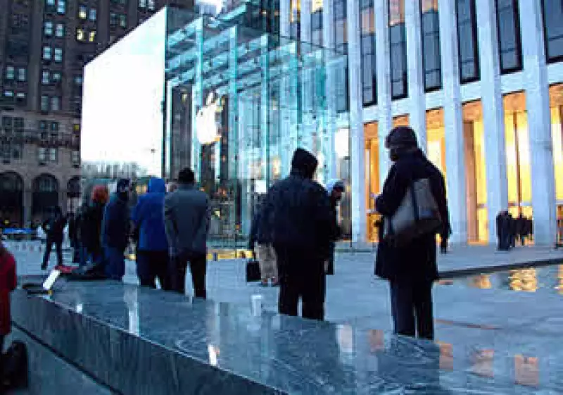 Las filas de este jueves fueron la contraparte del debut del iPhone 4 en junio. (Foto: Cortesía CNNMoney)