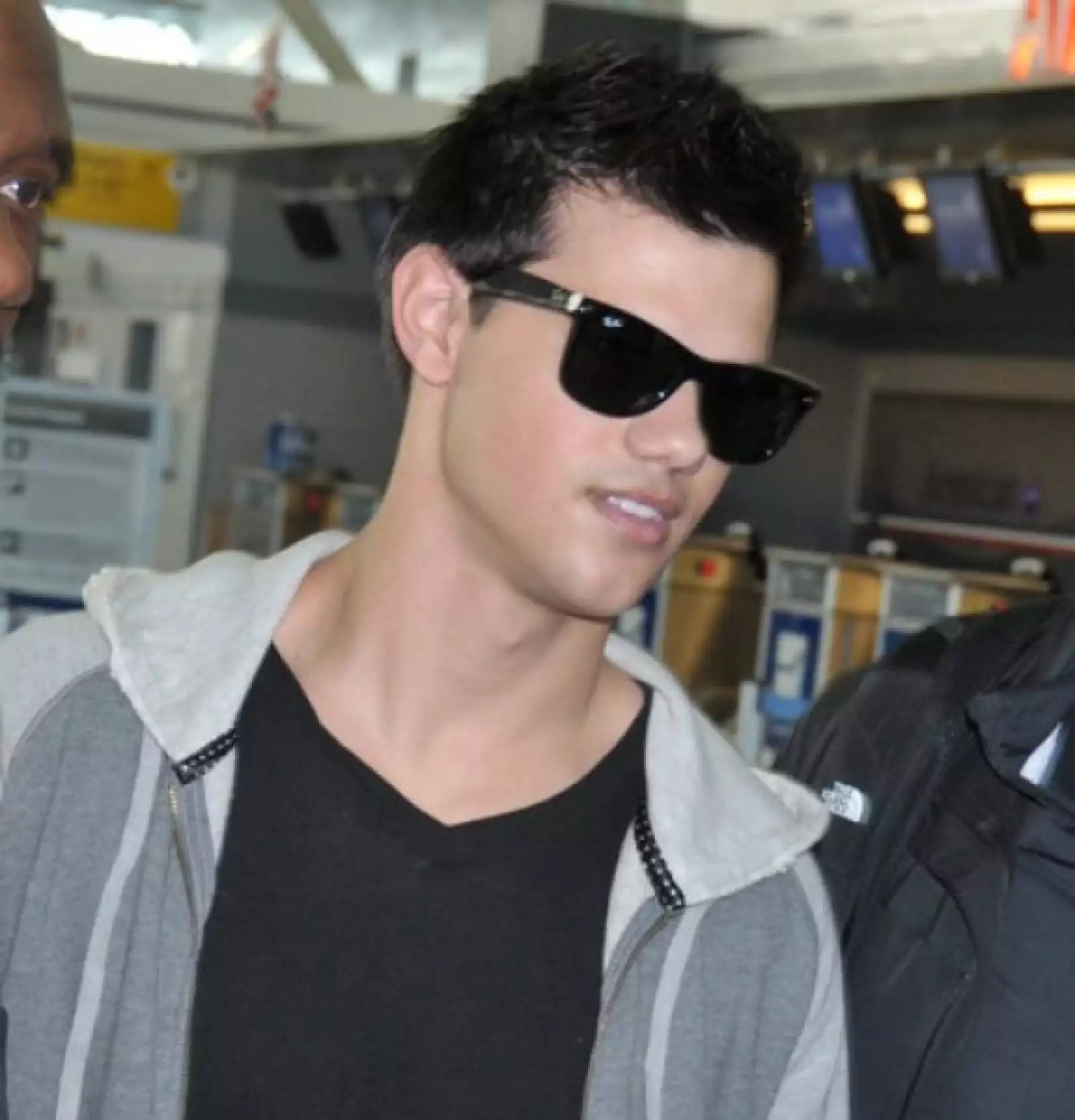 Taylor Lautner en el Aeropuerto JFK en Nueva York, 2010.