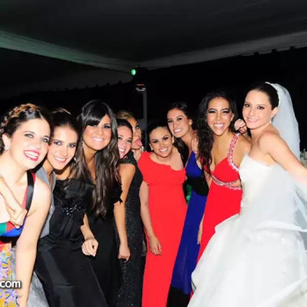 Ceci felicitada por sus mejores amigas