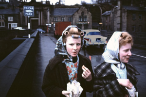 Curlers and Chips (1965), de John Bulmer, para la revista Sunday Times Magazine