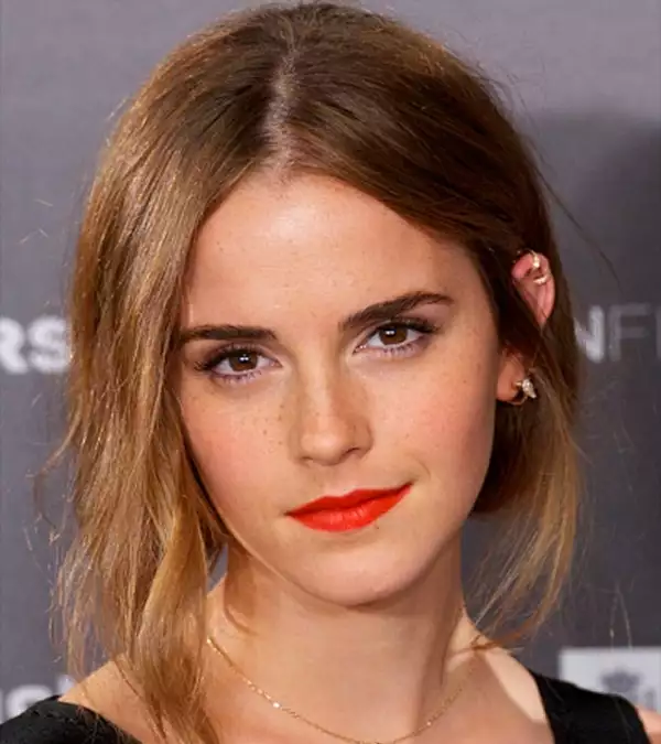 Después de no haber visto a Emma Watson en la alfombra roja por varios meses, nos emocionó verla en el photocall de `Regression´ en Madrid. Llegó el pelo en un messy bun, los ojos con puro rímel y los labios con un rojo intenso.