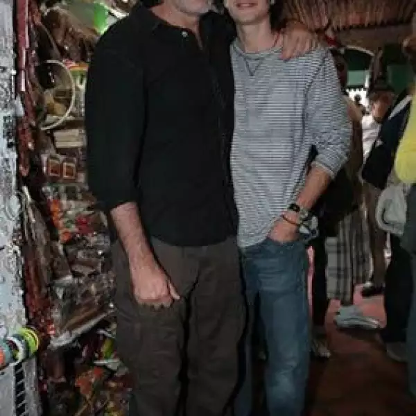 Hubo un puesto que le llamó la atención a la familia Arriaga ya que parece que Santiago, el hijo mayor, será músico, pues le pidió a su madre que le comprara una guitarra acústica a lo que también Guillermo accedió.