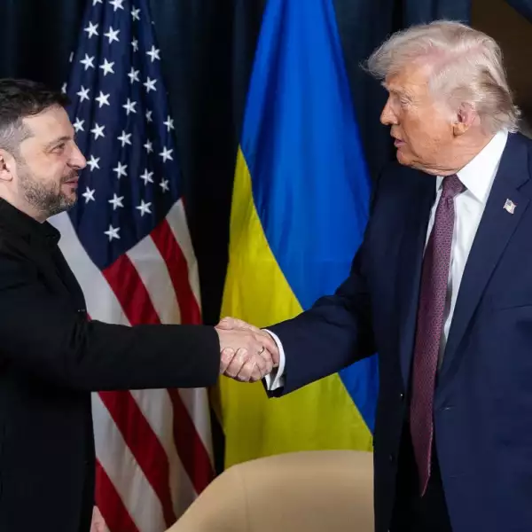 Una foto obtenida de la cuenta X de Volodymyr Zelensky el 22 de enero de 2026, muestra al presidente de Ucrania, Volodymyr Zelensky (Izquierda) y al presidente de los Estados Unidos, Donald Trump, dándose la mano durante su reunión bilateral al margen de la reunión anual del Foro Económico Mundial (FM) en Davos.