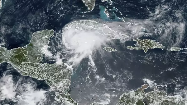 Huracán 'Grace' toca tierra en Tulum, con vientos de 130 kilómetros por hora