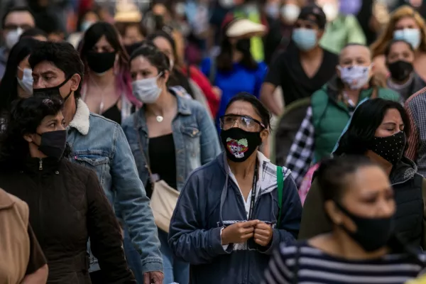 Personas que transitan por la calle peatonal Madero, en el Centro Hist´orico, se forman para poder continuar con su recorrido a fin de respetar la Sana Distancia.