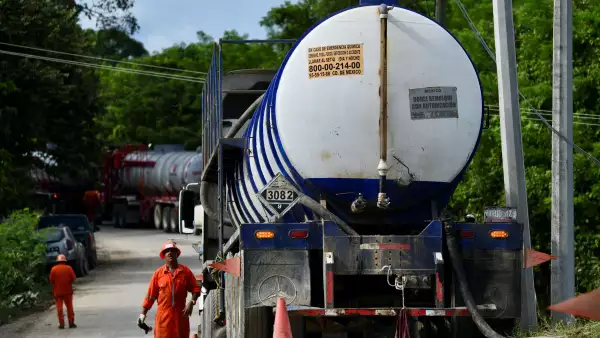 Pemex trabaja para contener fuga en ducto de combustible en sureste del país