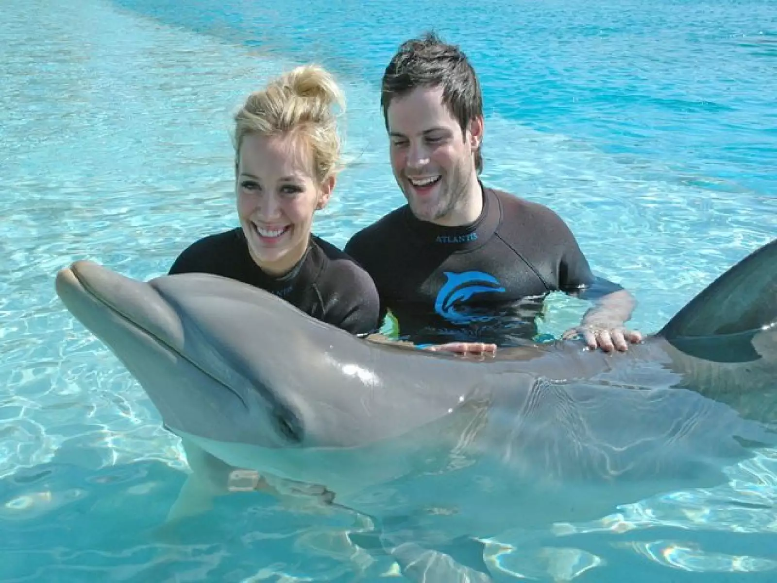 Sin duda alguna, Hillary Duff y su novio, Mike Comrie, disfrutaron nadando con delfines durante sus vacaciones en las Bahamas.