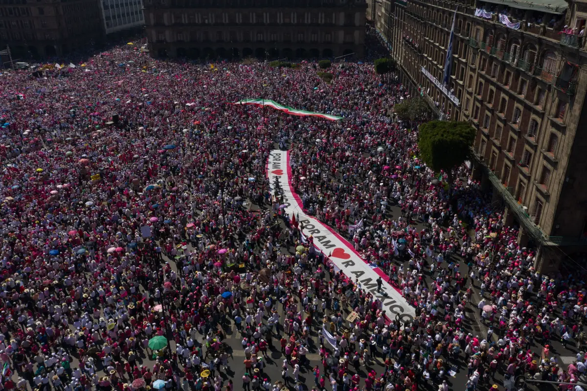 Miles de personas se dieron cita en Zócalo para protestar contra el Plan B de la reforma electoral.